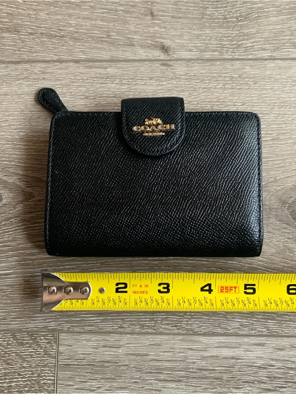 Coach women's Medium Corner Zip Wallet Crossgrain leather. Good Condition